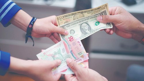 ‘Pega’ dólar barato a valor de remesas que llegan a NL