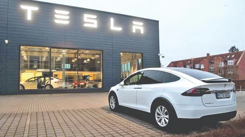 Se desploman los precios de las acciones de Tesla