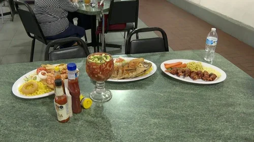 Están listos los camarones, el pescado y la paella