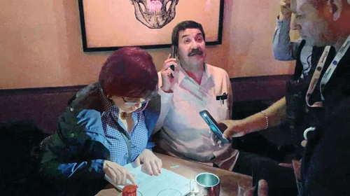 Intentan detener a Javier Corral dentro de restaurante en CDMX