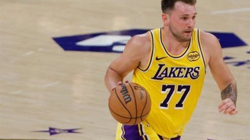 NBA multa a Luka Doncic por gesto contra árbitro