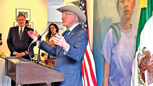 El embajador Ken Salazar se despide con frase polémica