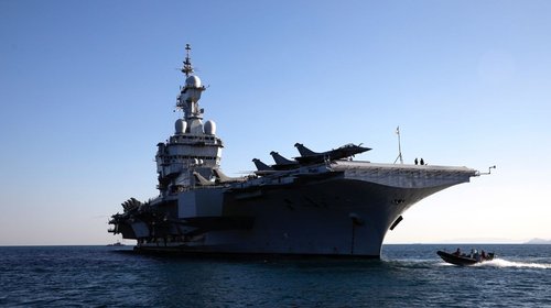Francia envía portaaviones a Ormuz para preparar defensiva