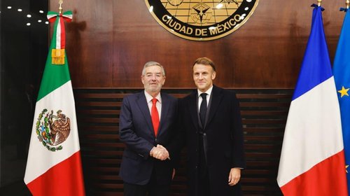 Llega presidente de Francia a México para reunirse con Sheinbaum