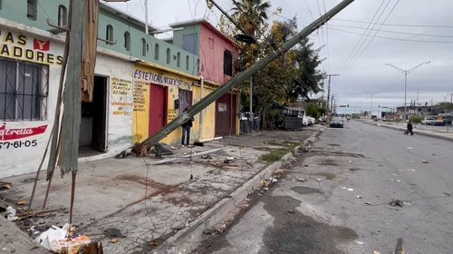 Conductor huye tras provocar destrozos en avenida Francisco Villa