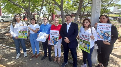 Interponen amparo para frenar entrega de libros en Nuevo León