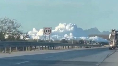 Vuelca pipa que transportaba amoniaco en autopista Guaymas