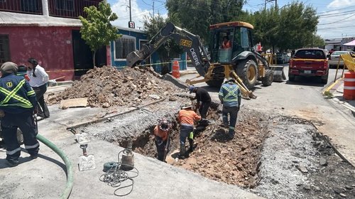 Denuncian hundimientos y grietas en casas por fuga de agua