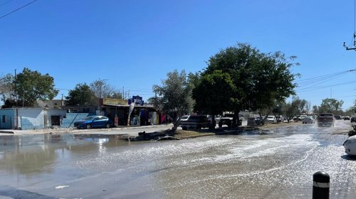 Fuga de aguas negras provoca accidentes en colonia Benito Juárez