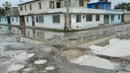 Fugas y baches imparables afectan tres colonias en Reynosa