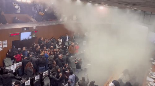 Ciudadanos agreden a diputados con gas lacrimógeno en el Congreso