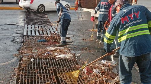 Servicios Públicos de Monterrey limpia rejillas pluviales