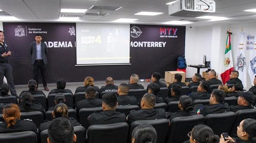 Capacitan a policías de Monterrey en uso de bodycam con traductor