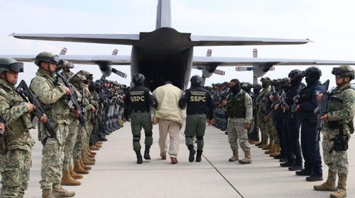 México traslada a 37 operadores criminales a Estados Unidos