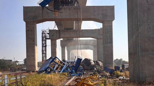 Mueren al menos 30 tras colapsar grúa sobre un tren