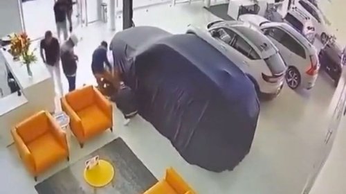 Grupo armado roba agencia de autos en León, Guanajuato
