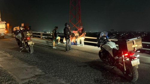 Rescatan a mujer que intentaba arrojarse del Puente Tampico