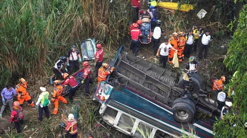 Mueren más de 50 personas tras caída de autobús en Guatemala