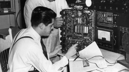 Hoy es el Día del Inventor Mexicano; honran televisión a color