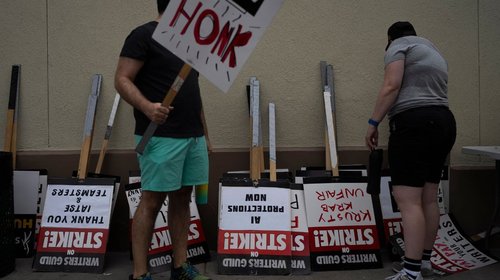 Guionistas en huelga y estudios retoman negociaciones