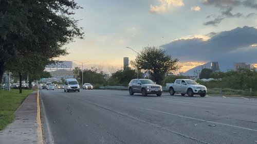 Habilitan carril exprés de Morones Prieto tras tormenta