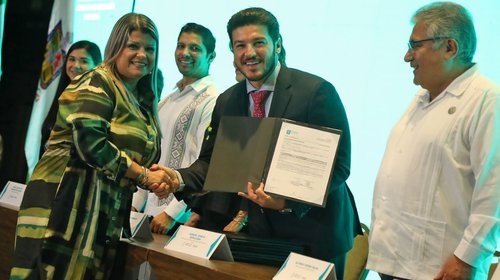 Hace entrega Samuel García de plazas base a personal docente