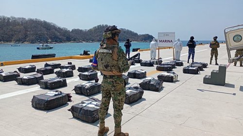 Marina asegura 63 bultos de presunta cocaína en el Pacífico
