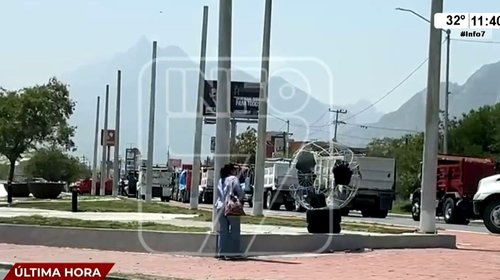 Bloquean camioneros carretera a Saltillo en Santa Catarina