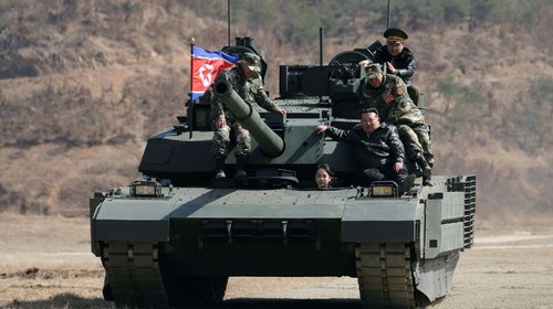 Hija de presidente norcoreano conduce un tanque durante simulacro