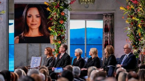 Recibe hija de María Corina Machado Nobel de la Paz en su nombre