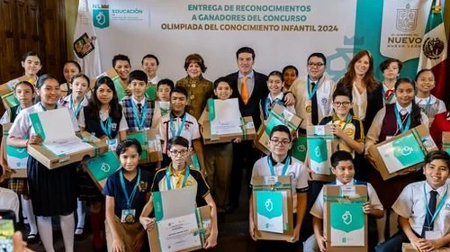 Premia Samuel a los 28 niños más 'cuerditas' de NL