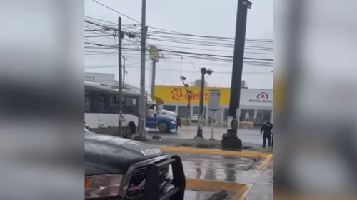 Hombre en situación de calle se lanza a vehículos en Juárez