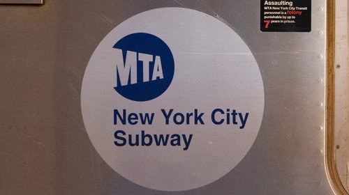Hombre arroja líquido en llamas a un pasajero en el metro de NY