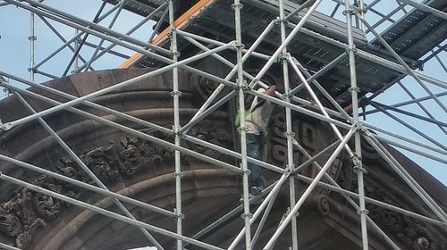 Hombre intenta saltar del Arco de la Independencia