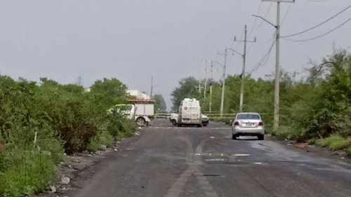Tiran a hombre sin vida sobre terreno en Salinas Victoria
