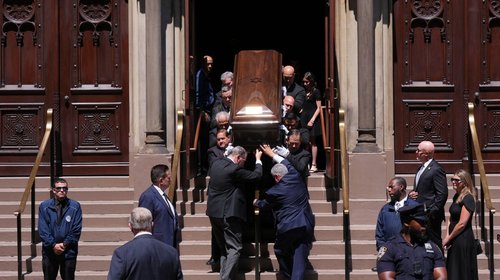 Estrellas rinden homenaje a la leyenda Clive Davis