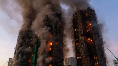 Mueren 13 en incendio de edificios en Hong Kong