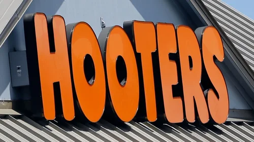 Hooters se declara en quiebra ante la creciente inflación en EUA