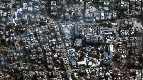 Miles de personas huyen del mayor hospital de Gaza