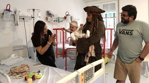 Johnny Depp sorprende a pacientes de un hospital en Madrid