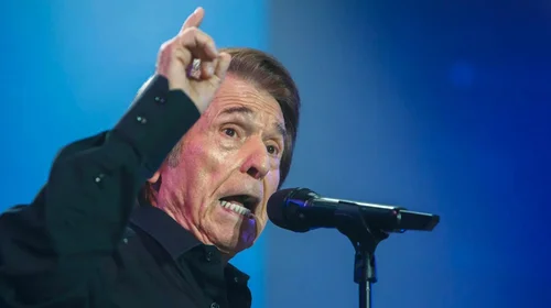 Hospitalizan al cantante Raphael tras accidente cerebrovascular