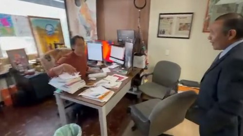 Marx Arriaga se atrinchera en su oficina tras despido