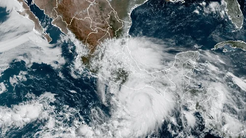 Huracán Erick toca tierra en Oaxaca como categoría 3
