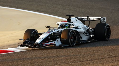 Checo Pérez termina en la posición 14 en test de F1 en Baréin