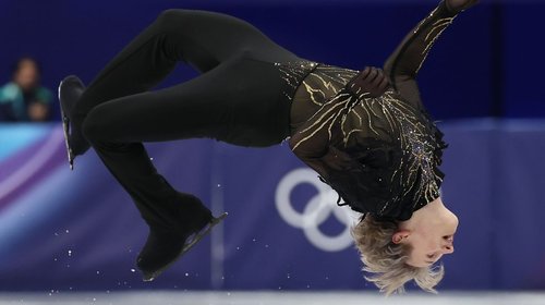 Ilia Malinin gana oro en equipos para EUA con salto prohibido