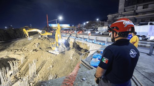 Mantienen cerrado carril exprés de Morones Prieto por deslave