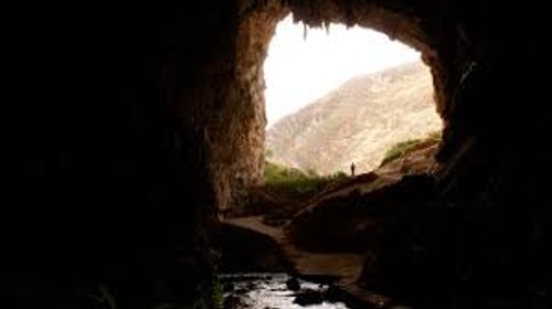 Alumna secuestrada es encontrada dentro de una cueva en Michoacán