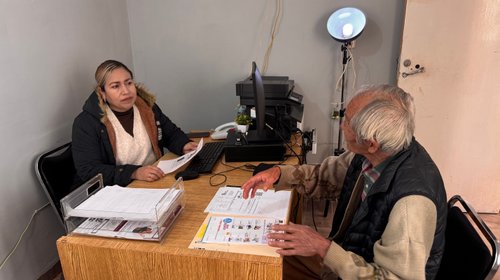 Adultos mayores acceden a beneficios con la credencial INAPAM