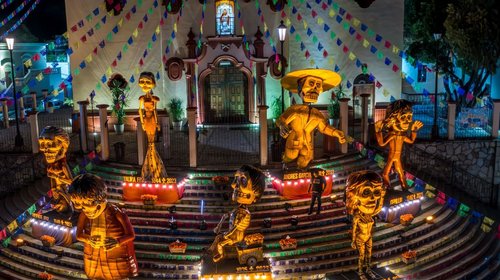 Encienden mega altar en el Pueblo Mágico de Santiago 