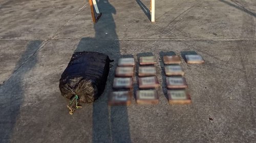 Incautan 13 paquetes de cocaína mientras flotaban cerca de Oaxaca